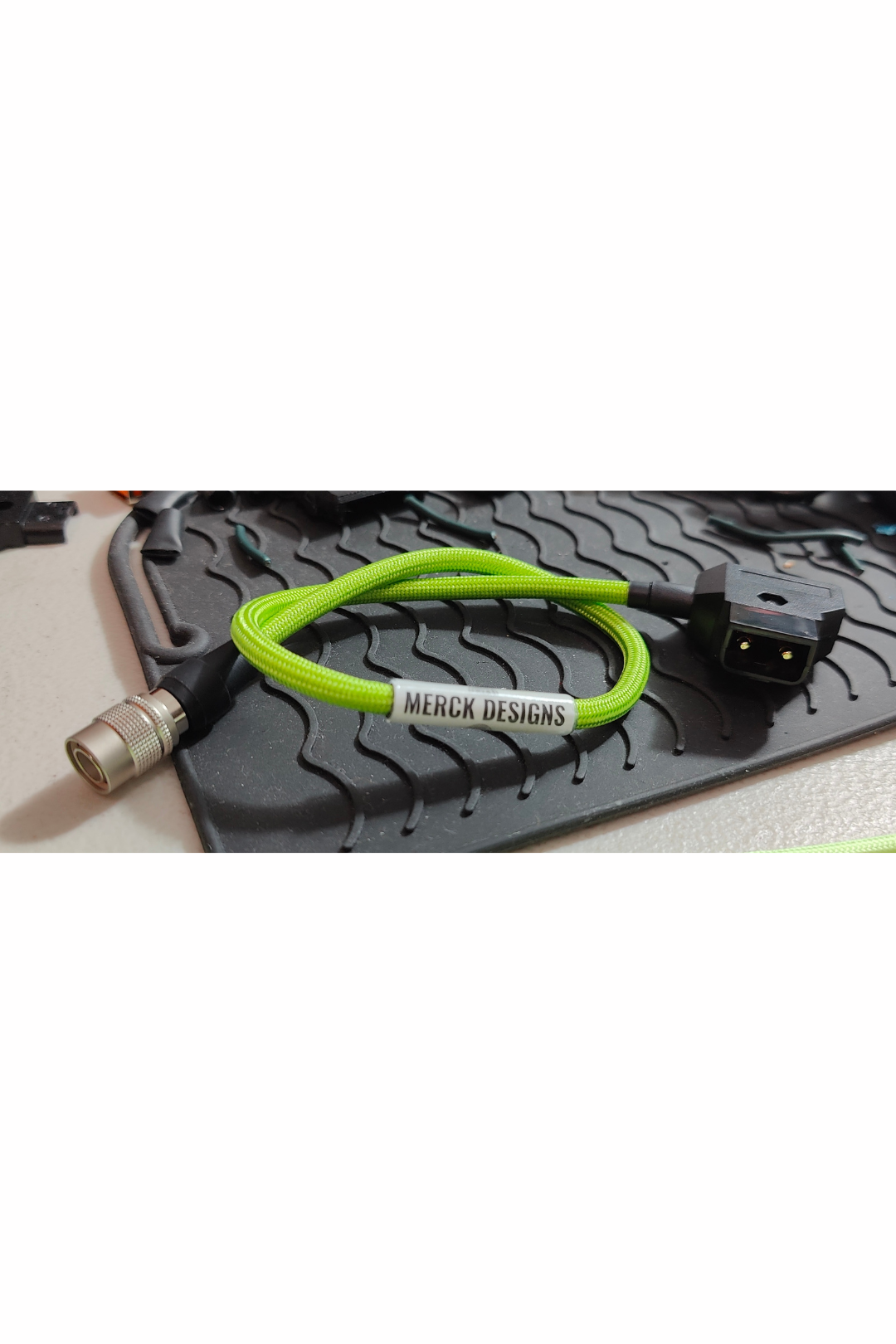 Cable: D Tap (M) -> Hirose 4 Pin (M)
